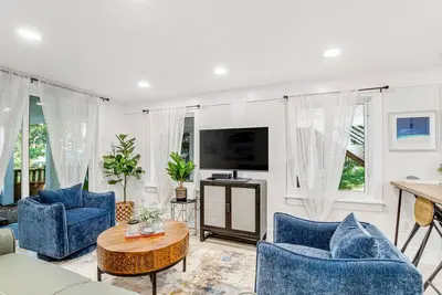 Image de Lower Level of a Duplex with Two Patios & Fast WiFi - 1 Block to the Beach