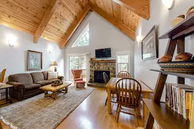 Image de Two-Story Townhouse with an Updated Kitchen, Grill, & Free WiFi - Walk to Lake