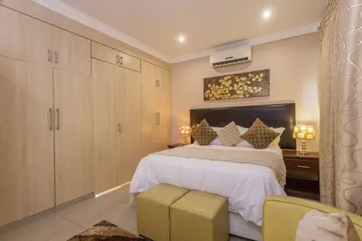 Image de Ezulwini Guest House - Chambre Queen avec balcon, vue sur la piscine et jacuzzi à Balito