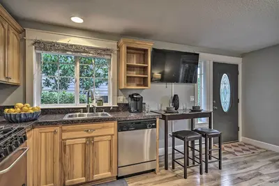 Image de Chic Battle Ground Apartment ~ 18 Mi to Vancouver!