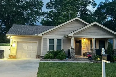 Image de Modern home minutes from Dt & Main St. with Bikes