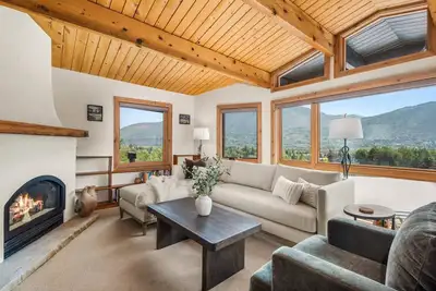 Image de Incredible Mountain Side Views! Gas Fp, W/D. Parking, Outdoor Heated Pool & Ac On Upper Level