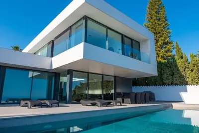 Image de luxueuse villa avec piscine chauffée
