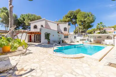 Image de Vacances 'Villa Casa Verano Eterno' avec piscine, jardin et vue sur les montagnes.