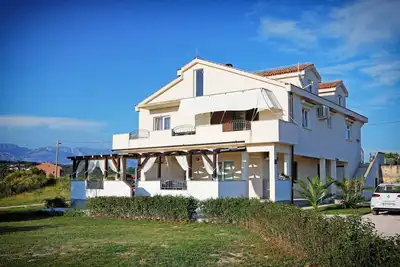 Image de Appartement de bon goût avec jardin paysager
