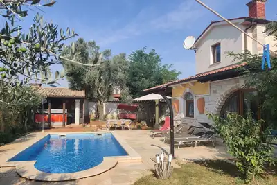 Image de Maison de vacances א ian avec piscine privיe