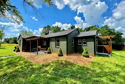 Image de Peaceful Getaway: Hot Tub, Trails, Fenced yard, Kid & Dog friendly