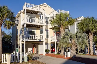 Image de 3 Br duplex w Rooftop sundeck and ocean views!