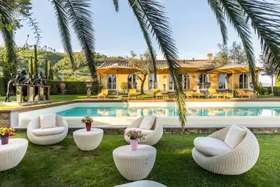 Image de Luxury Wine Estate Villa Framed Among Lucca' Hills