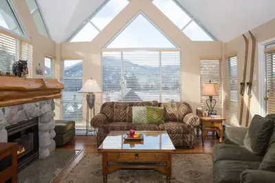 Image de Ski-In\/ Ski-Out Slopeside Family Freindly 2br: Pool+Hot Tub, Walk to Everything!