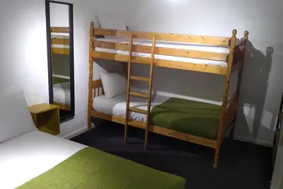 Image de Apartment 8-Unité-Salle de bain privée séparée-Vue sur Rue