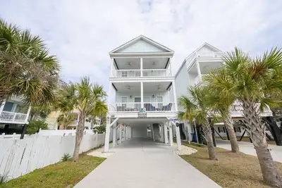 Image de Pet Friendly 5 Br Beach House with a Private Pool! Beach Bumz