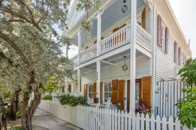 Image de ~Bahari House, Seaport~Walk to the harbor from this quintessential conch home