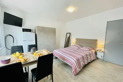 Image de Tom : Studio avec petite terrasse à 300 mètres des thermes