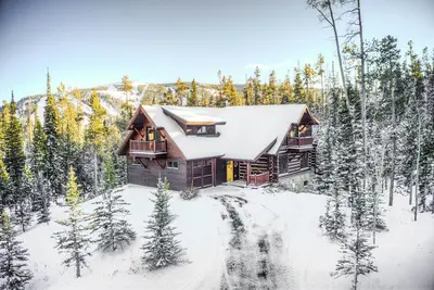 Image de Authentic Ski-in Ski-out Powder Ridge Log Cabin