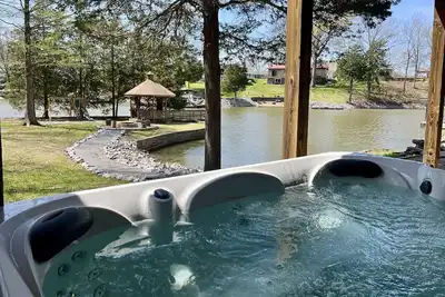 Image de Lakefront Boho Chic 4br | Playground & Waterslide