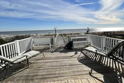 Image de A Southern Exposure, Beach Front and Lovin’ It!
