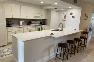 Image de All American Town, lake views, secure bldg. Close to Downtown, Stores & Beaches
