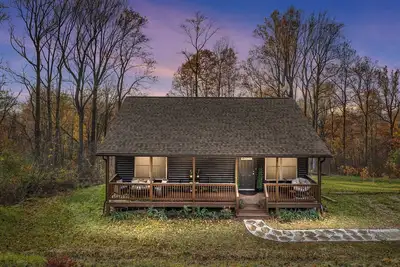 Image de Romantic, family friendly mountain getaway w hot tub near wineries & skyline