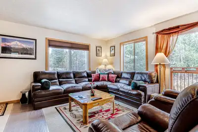 Image de Mountain-View Chalet with Firepit, Fireplace, WiFi, Washer/Dryer & Balconies