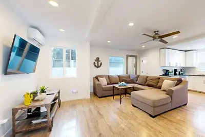 Image de Central, ocean-view home with rooftop deck, fast WiFi & grill - dog-friendly