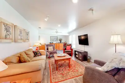 Image de Snowbird-Friendly Home w/ Enclosed Yard, Firepit, Central Ac, & High-Speed WiFi