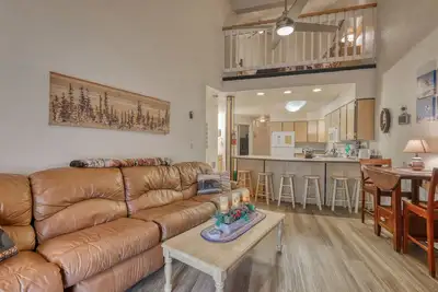 Image de Two-Story Family-Friendly Condo + Loft w/Gas Fireplace, Gas Grill, and Balcony