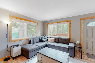 Image de Dog-Friendly Home with Full Kitchen, Wood Stove & Deck