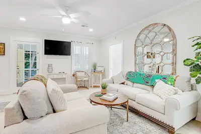 Image de Upper Level of a Duplex with Two Decks, Lovely Interior & Free WiFi