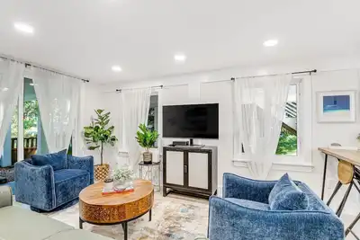 Image de Beautiful home one block from the beach with terraces, two kitchens, & fast WiFi
