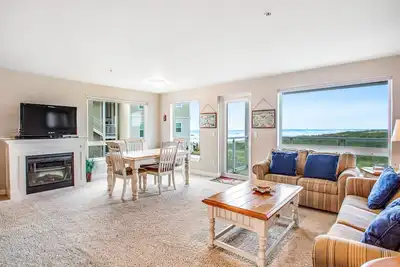 Image de Beachfront Condo with Full Kitchen, Balcony, & Amazing Views