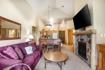 Image de Walk-to-Lift Condo with Amazing Mountain View, Fireplace & Shared Hot Tub/Sauna