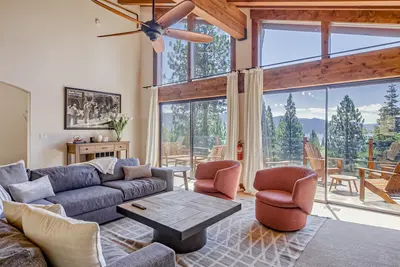 Image de Elegant home with lake views, WiFi & gas fireplaces