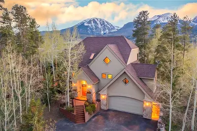 Image de Expansive getaway with stunning views, hot tub & fast WiFi - dogs welcome