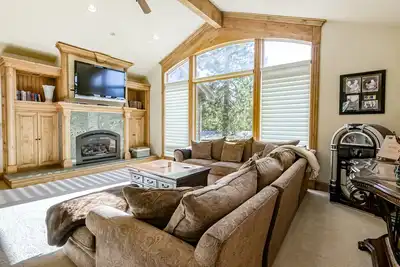 Image de Luxury home with fireplaces, Ac, home office, & 2-car garage, sleeps 10