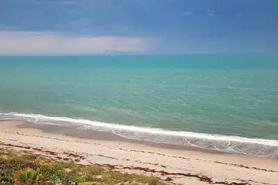 Image de đź’–Spacious Coastal Townhouse - 3 min Walk to The Beach!