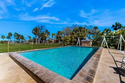 Image de Beautiful Estate on Millers Bayou w/Free WiFi, Game Room, Firepit & Hammock