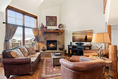 Image de Walk-to-lift townhome with office, two decks, mountain views, pool & hot tubs