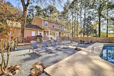 Image de Lakefront Macon Home w\/ Pool, Dock & Fishing!