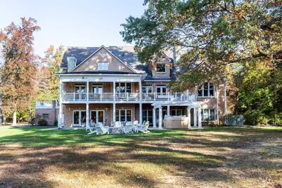 Image de Private Waterview Estate with 4 bedroom Suites, game room and Hot Tub
