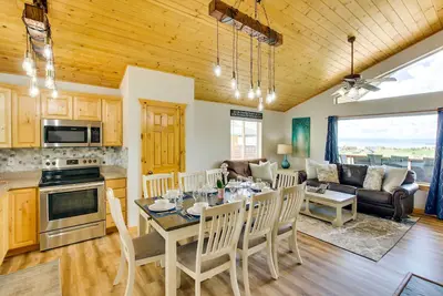 Image de Updated Cabin w/ Views ~ 1 Mi to Bear Lake!