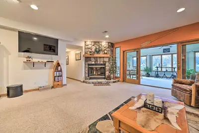 Image de Lakefront Retreat on 18 Acres w\/ Hot Tub!