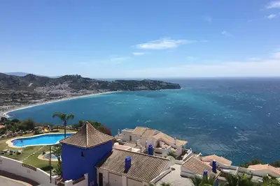 Image de Maison de vacances \"Vue sur mer, piscine, jardin\" avec vue sur mer, piscine et Wi-Fi.