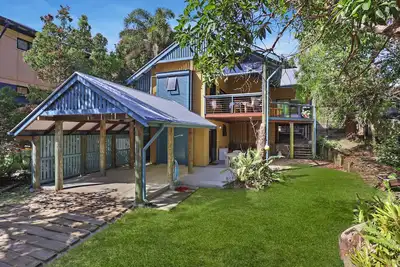 Image de Large, pets welcome family home close to beaches, shops and public transport.
