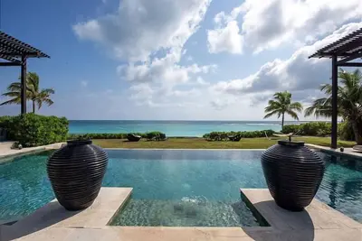 Image de Luxury Beachfront Estate w\/Htd Pool, Prime Banks Rd Location. Walk to Tippys!