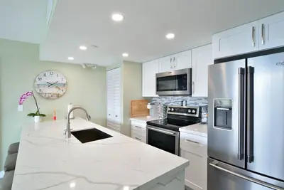 Image de Fully renovated Condo with Private Balcony, Shared Pool, Hot Tub and Parking