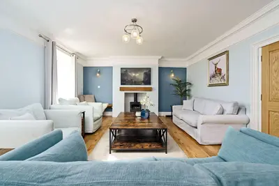 Image de Beautiful 5 bedroom, 5 bathroom Georgian family home