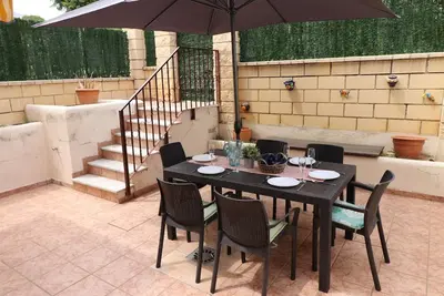 Image de 4 Br \/ Private Terrace, \/ Wifi \/ Close to Town & Beach \/ Private Garage \/ Pool