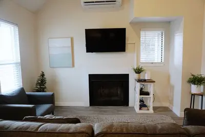 Image de Two Bedroom Loft * Award Winning Beds * Down Town