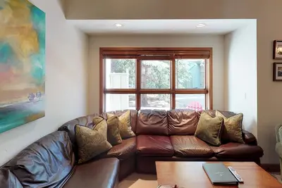 Image de Grand Hyatt| Multi Level condo w/ large kitchen, open living space and close access to Gore Creek